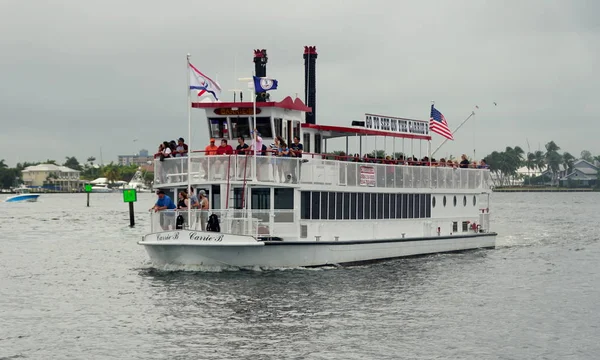 Fort Lauderdale, Florida, USA - 3 januari 2020 - En kryssningsbåt som transporterar passagerare vid viken — Stockfoto