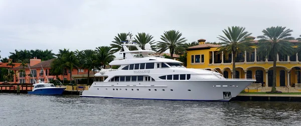 Fort Lauderdale, Florida, U.S.A - January 3, 2020 - A luxury waterfront mansion with a boat by the bay — Stock Photo, Image