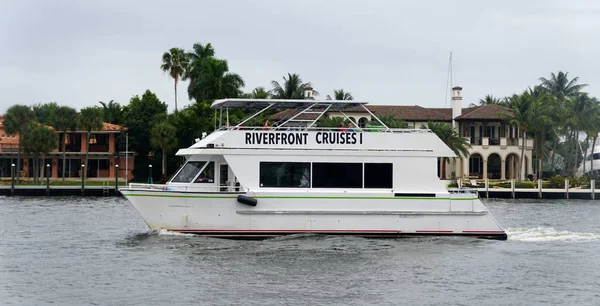 Fort Lauderdale, Florida, U.S.A - January 3, 2020 - A boat passing the waterfront home by the bay — Stock Photo, Image