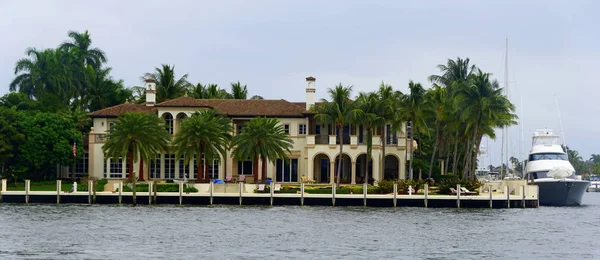 Fort Lauderdale, Florida, Estados Unidos - 3 de enero de 2020 - Una mansión frente al mar de lujo junto a la bahía —  Fotos de Stock