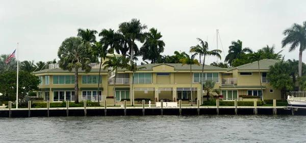 Fort Lauderdale, Florida, Estados Unidos - 3 de enero de 2020 - Una mansión frente al mar de lujo junto a la bahía — Foto de Stock