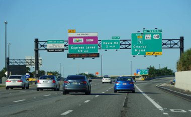 Hollywood, Florida, ABD - 3 Ocak 2020 Kuzey 95 'teki dört şeritli trafiğin manzarası