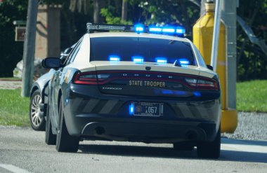 Miami, FI, ABD - 3 Ocak 2020 Florida Eyalet Polisi bir sürücüyü yolda durdurdu.