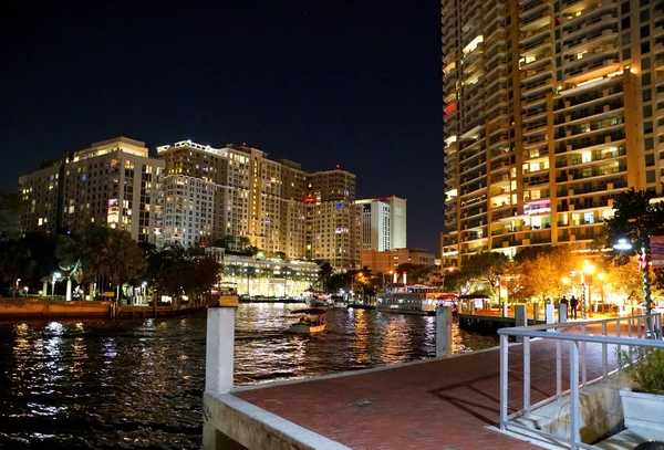 Fort Lauderdale, Flórida, EUA - 1 de janeiro de 2020 - A vista dos edifícios à beira da baía iluminada à noite — Fotografia de Stock
