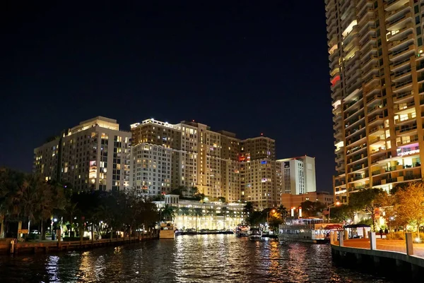 Fort Lauderdale, Florida, USA - 1. ledna 2020 - Pohled na budovy u zátoky osvětlené v noci — Stock fotografie