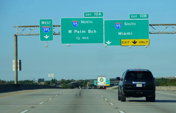 Hollywood, Florida, U.S.A - January 3, 2020 - The view of traffic into Interstate 595 West, 95 South to Miami and 95 North to West Palm Beach — 스톡 사진