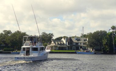 Fort Lauderdale, Florida, ABD - 3 Ocak 2020 Körfez kıyısındaki evden geçen bir tekne