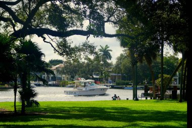 Fort Lauderdale, Florida, ABD - 3 Ocak 2020 - Colee Hamak Parkı 'nın oradaki rıhtımdan geçen bir tekne