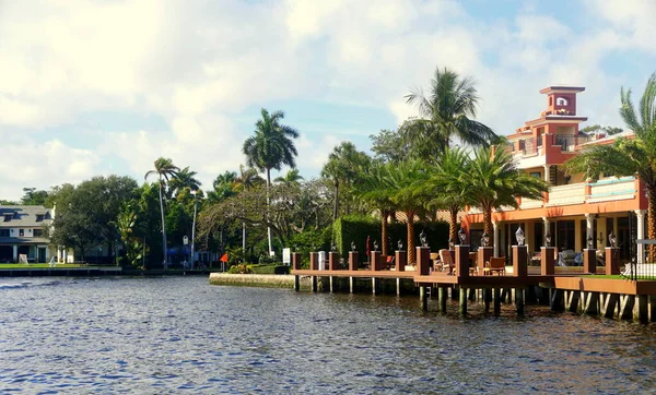 Fort Lauderdale, Florida, Stati Uniti - 3 gennaio 2020 - Una lussuosa villa sul lungomare vicino alla baia — Foto Stock