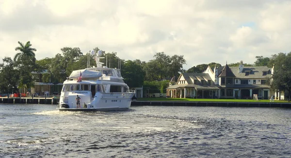 Fort Lauderdale, Florida, U.S.A - 3 gennaio 2020 - Una barca che passa davanti alla baia — Foto Stock