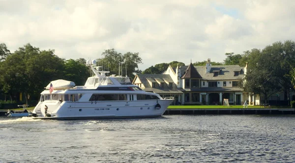 Fort Lauderdale, Florida, U.S.A - January 3, 2020 - A boat passing the waterfront home by the bay — Stock Photo, Image