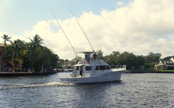 Fort Lauderdale, Florida, U.S.A - 3 gennaio 2020 - Una barca che passa davanti alla baia — Foto Stock