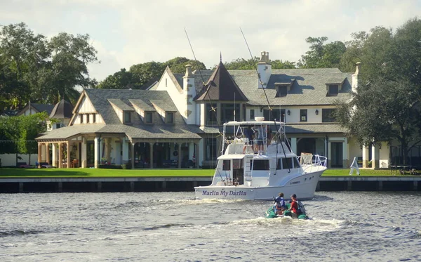 Fort Lauderdale, Florida, U.S.A - January 3, 2020 - A boat passing the waterfront home by the bay — 스톡 사진