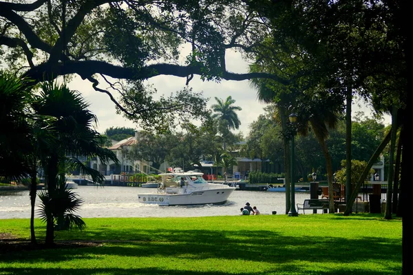 Fort Lauderdale, Florida, Estados Unidos - 3 de enero de 2020 - Un barco pasando por la casa frente al mar por Colee Hammock Park —  Fotos de Stock