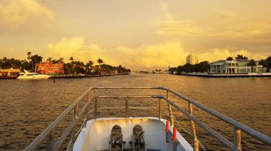 Fort Lauderdale, Florida, ABD - 3 Ocak 2020 - Gün batımından önce körfez kıyısındaki lüks rıhtım evleri manzarası