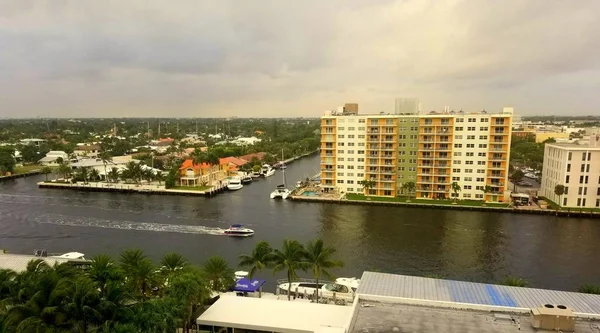 Fort Lauderdale, Florida, U.S.A. - 3 Ιανουαρίου 2020 - Τα σκάφη στον κόλπο με θέα την παραθαλάσσια κατοικημένη περιοχή — Φωτογραφία Αρχείου