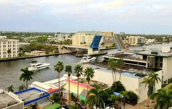 Fort Lauderdale, Florida, USA - 2020. január 3. - A felvonóhíd megnyitásához az elhaladó hajó számára — Stock Fotó