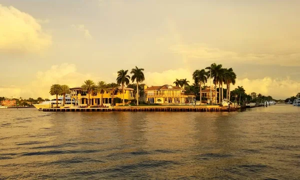 Fort Lauderdale, Florida, Estados Unidos - 3 de enero de 2020 - Una mansión frente al mar de lujo junto a la bahía — Foto de Stock