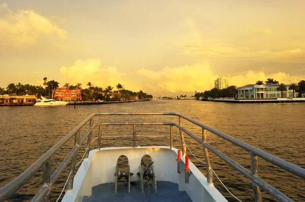 Fort Lauderdale, Florida, USA - 3. ledna 2020 - Pohled z lodi na luxusní přímořské domy u zátoky před západem slunce — Stock fotografie