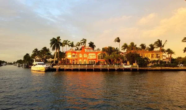 Fort Lauderdale, Florida, Estados Unidos - 3 de enero de 2020 - La vista de una mansión frente al mar de lujo junto a la bahía antes del atardecer — Foto de Stock