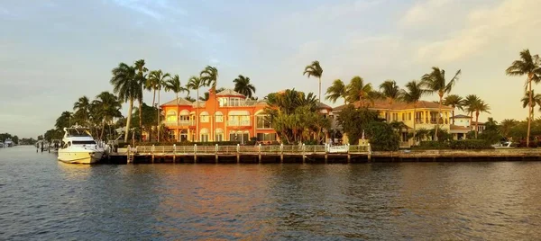 Fort Lauderdale, Florida, USA - 3. ledna 2020 - Luxusní přímořské sídlo u zátoky — Stock fotografie