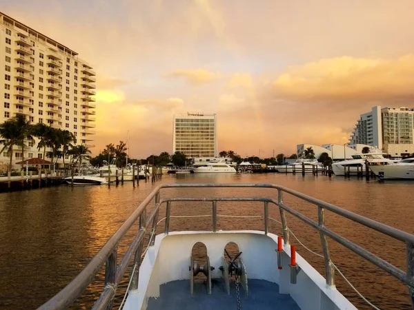 Fort Lauderdale, Florida, USA - 2020 január 3 - A kilátás a hajó luxus vízparti házak és épületek az öbölben naplemente előtt — Stock Fotó