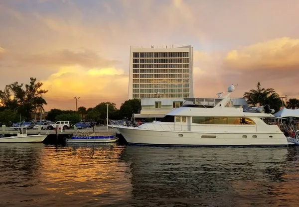 Fort Lauderdale, Florida, U.S.A - January 3, 2020 - The view of waterfront buildings and luxury boat by the bay before sunset — Stock Photo, Image