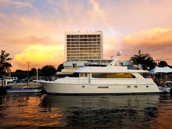 Fort Lauderdale, Florida, U.S.A - January 3, 2020 - The view of waterfront buildings and luxury boat by the bay before sunset — Stock Photo, Image