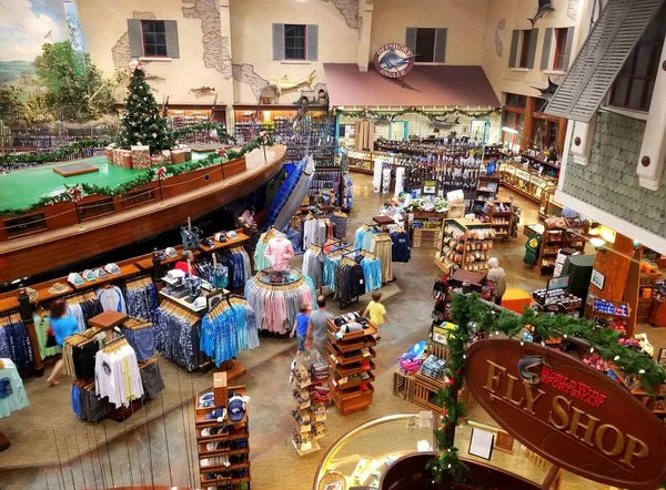 Islamorada, Florida, Estados Unidos - 3 de enero de 2020 - La vista interior de Bass Pro Shops y la tienda World Wide Sportsman —  Fotos de Stock