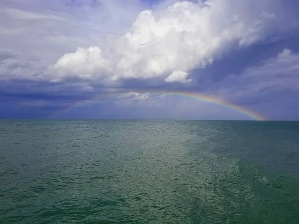 La vista del arco iris completo en el océano cerca de Sebastien Inlet State Park, Florida, EE.UU. — Foto de Stock