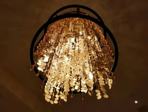 Un grande e bellissimo lampadario a conchiglie bianche sul soffitto — Foto Stock