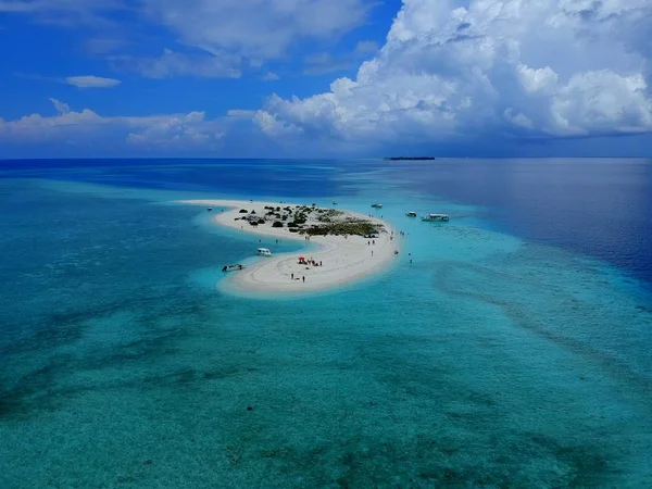 A légi kilátás a lenyűgöző fehér homokos part gyönyörű homokos strandok Maldív-szigetek — Stock Fotó