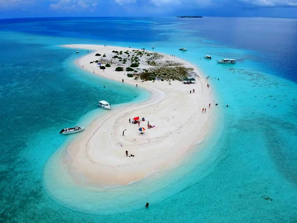 A vista aérea do deslumbrante banco de areia branco com belas praias de Maldivas — Fotografia de Stock