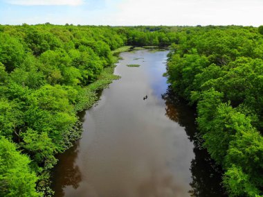 Becks Pond, Newark, Delaware, ABD boyunca uzanan yeşil ağaçların ve suyun hava görüntüsü.
