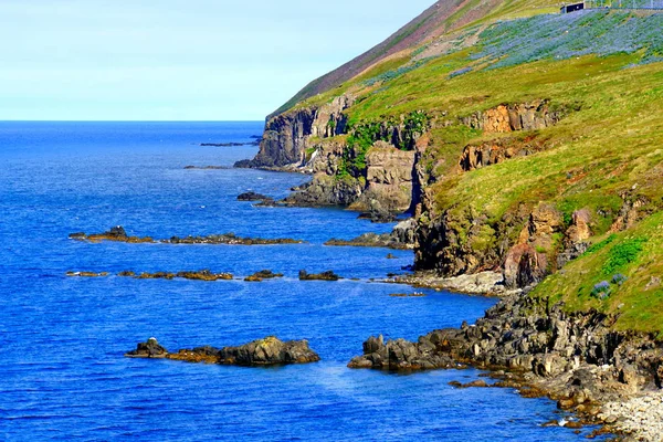 Spettacolare vista delle scogliere e della formazione rocciosa vicino all'oceano in estate vicino a Olafsfjordur, Islanda — Foto Stock