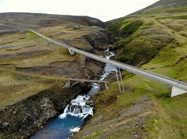 Vue aérienne d'un pont, d'une rivière et de chutes d'eau sur la route 1 près de Jokuldalur, en Islande, en été — Photo
