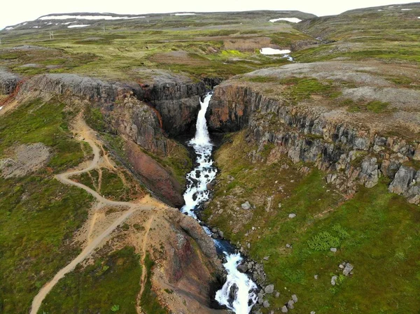 Widok z lotu ptaka na Fadagafoss, zdalnie położony wodospad niedaleko Seydisfjordur, Islandia — Zdjęcie stockowe