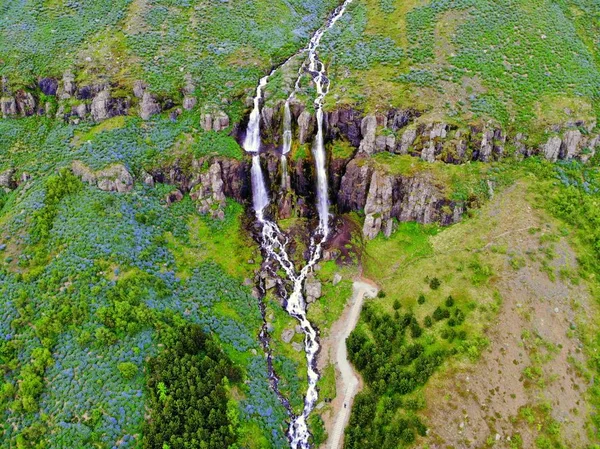 La vista aérea de la cascada más alta cerca de Seydisfjordur, Islandia durante el verano — Foto de Stock
