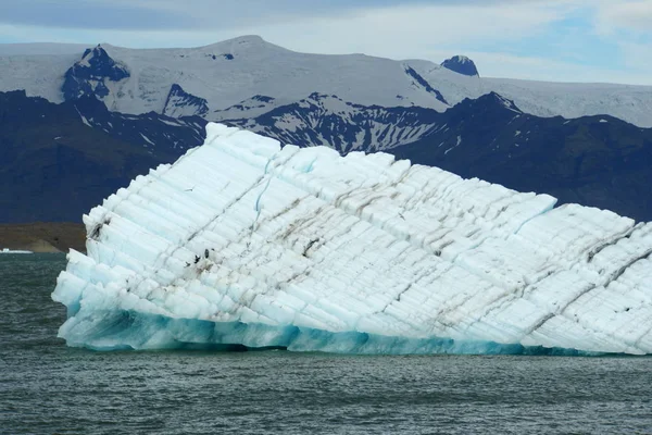 La vista degli iceberg galleggianti nella laguna dei ghiacciai in Islanda — Foto Stock