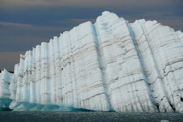 A vista de icebergs flutuantes na Lagoa Glaciar na Islândia — Fotografia de Stock