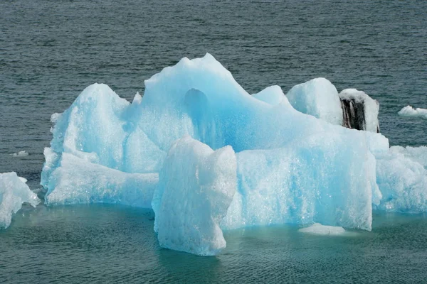 Der Blick auf schwimmende Eisberge an der Gletscherlagune in Island — Stockfoto