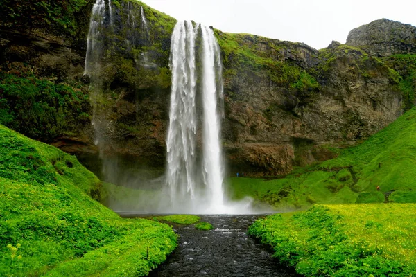 Gyönyörű kilátás nyílik a magas vízesés Seljalandsfoss, Izland a nyáron — Stock Fotó