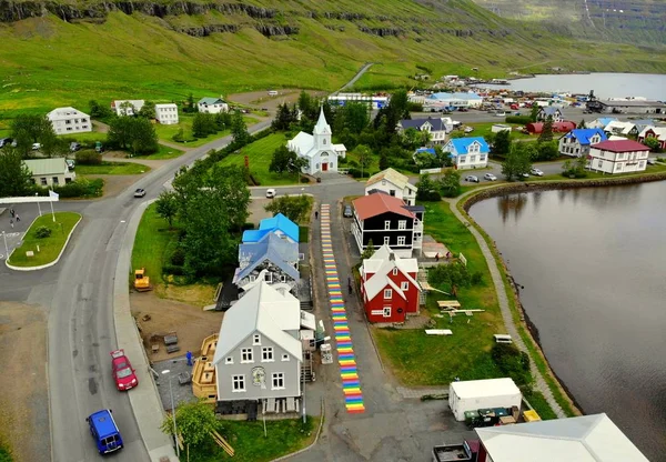 Seydisfjordur, Islande - Le 23 juin 2019 - La vue aérienne des bâtiments, maisons résidentielles, routes et montagnes enneigées de la ville en été — Photo