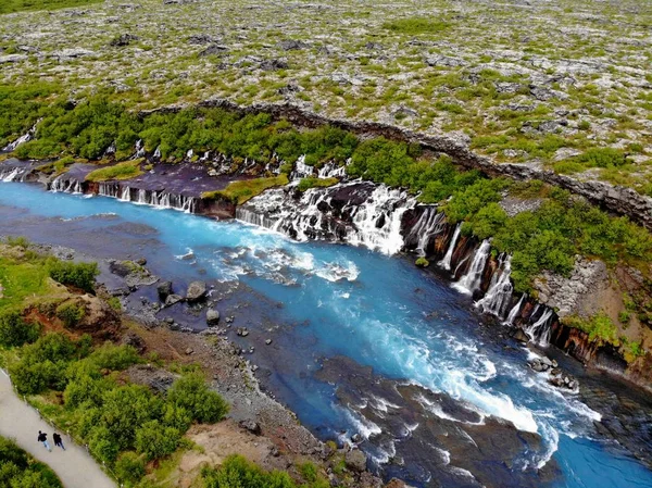 La vista aérea del río azul lechoso cerca de las cataratas de Barnafoss, Islandia — Foto de Stock