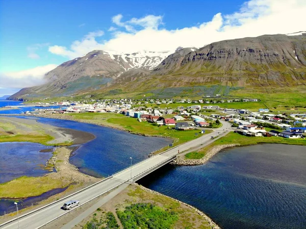 Olafsjordur, Izland - 2019. június 23. - A fjordba ömlő kék folyóval rendelkező gyönyörű város légi kilátása — Stock Fotó