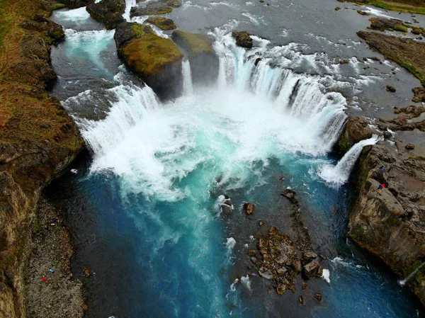 Widok z powietrza na piękny niebieski wodospad Godafoss, Islandia w lecie — Zdjęcie stockowe