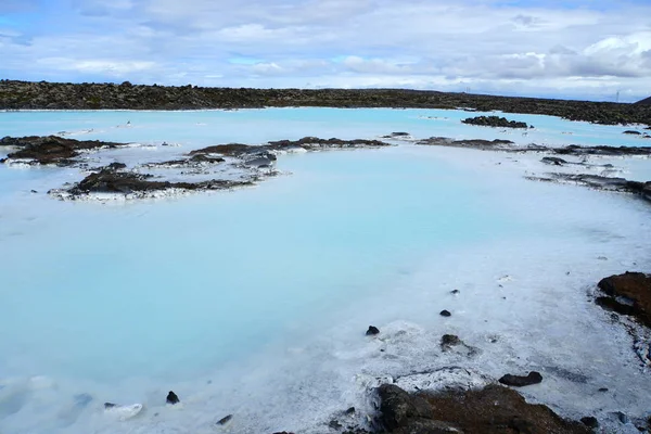 Água geotérmica com água de sombra azul leitosa devido ao alto teor de sílica na Islândia — Fotografia de Stock