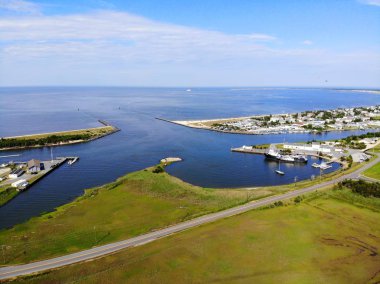 Canary Creek 'in Roosevelt Körfezi' ne ve Lewes, Delaware, ABD yakınlarındaki Delaware Körfezi 'ne akan hava görüntüsü.
