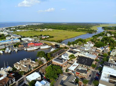 Lewes, Delaware, ABD - 2 Haziran 2019 - Kanal boyunca sahil kenti, balıkçılık limanı ve deniz kıyısındaki evler