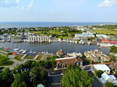 Lewes, Delaware, ABD - 2 Haziran 2019 - Kanal boyunca sahil kenti, balıkçılık limanı ve deniz kıyısındaki evler